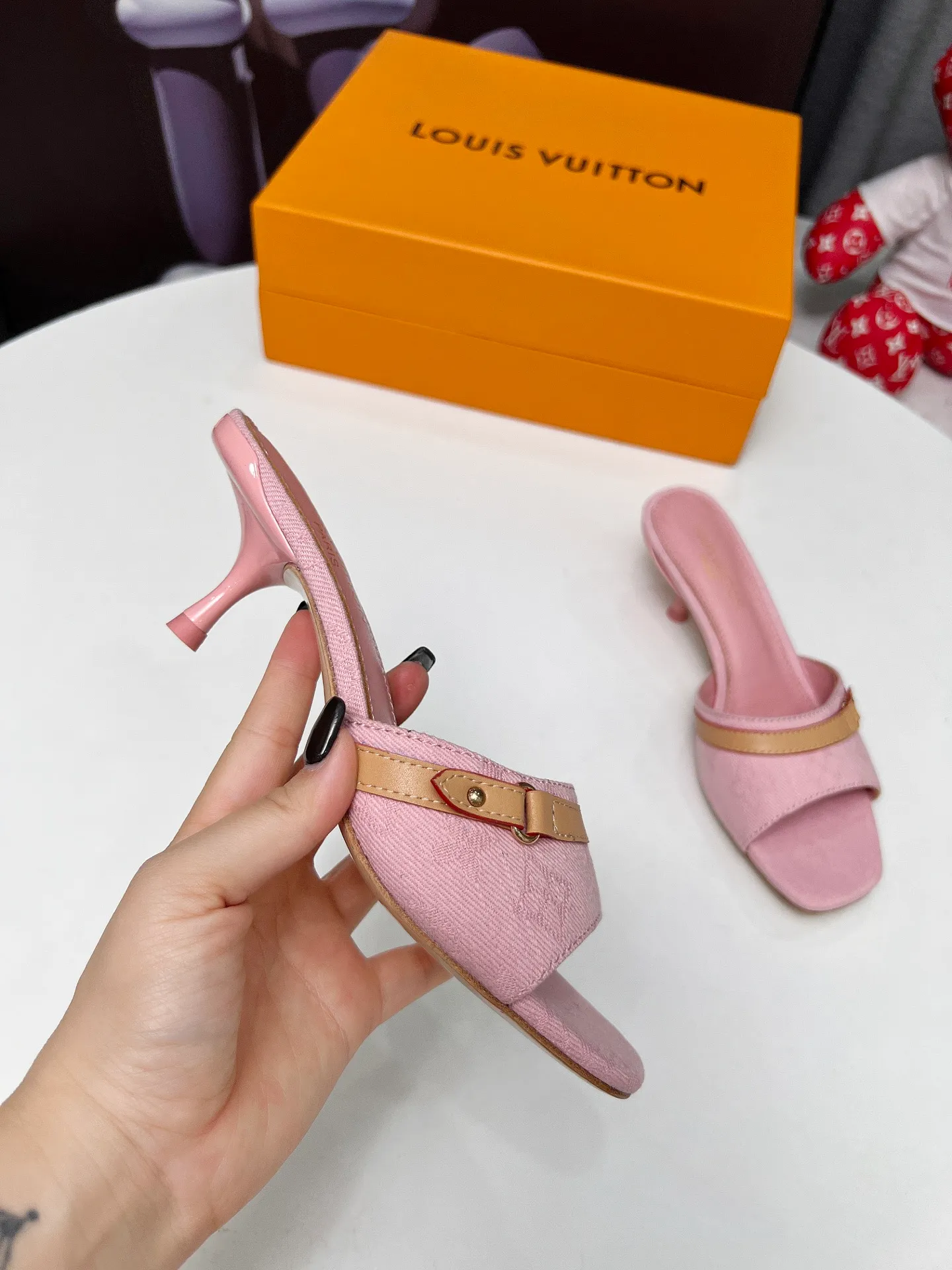 👟👟Ex-factory price 440👟👟 LV new denim kitten heel slippers 2025 summer must-have for goddesses, original replica, super comfortable on the feet. Show off the queen's temperament, the heel height is 5.5CM, which shows your temperament without being tiring. Standard code: 35-42 (41 and 42 codes are customized, non-returnable and non-exchangeable)
